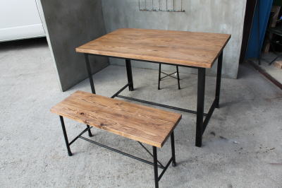 人気のナチュラル木材とアイアン脚を使ったダイニングテーブル