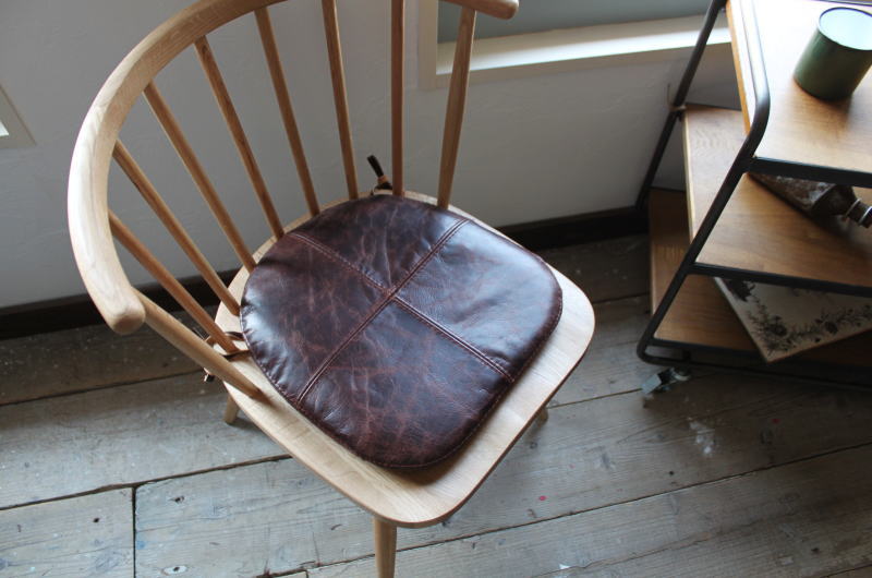オーク無垢材を使用した椅子とレザークッション