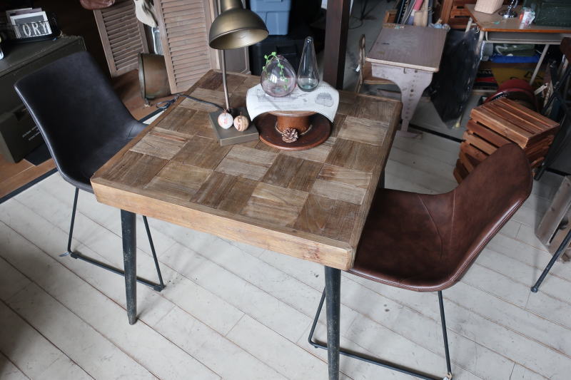 天板の 古材の風合いと MIXに貼り合わせたデザインがおしゃれなテーブル